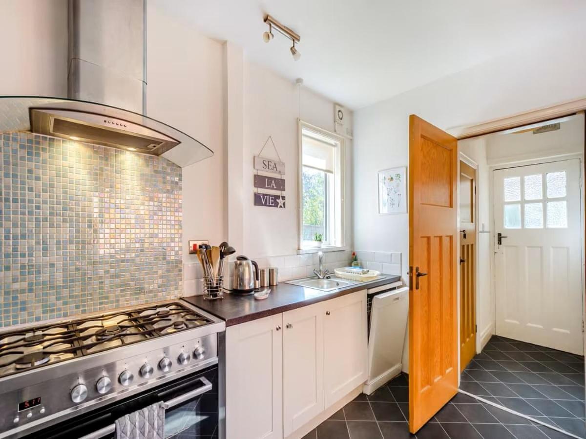 Large 5 Bed House In Scarborough Near The Beach, Large Garden & Hot Tub Ngoại thất bức ảnh