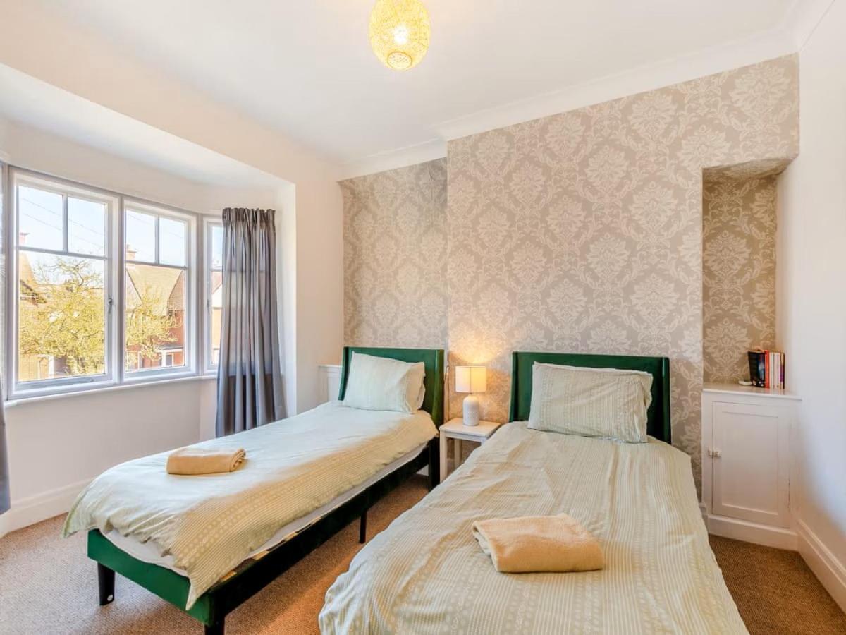 Large 5 Bed House In Scarborough Near The Beach, Large Garden & Hot Tub Ngoại thất bức ảnh